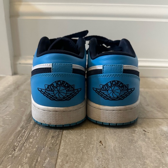 Air Jordan 1 Low in University Blue - Picture 3 of 7